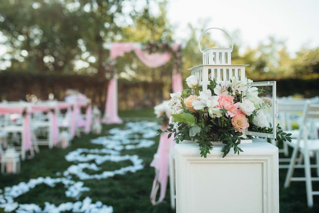 украсена градина за изнесен сватбен ритуал